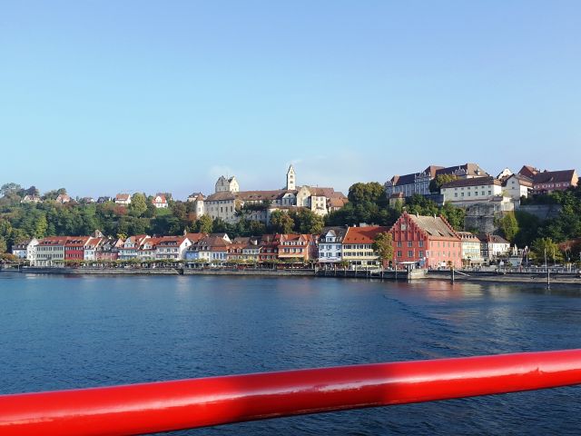 Blick vom See auf alte und neue Meersburg