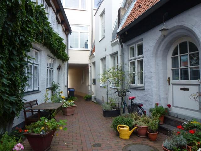 Typisch schmale Gasse, Lübeck 2014